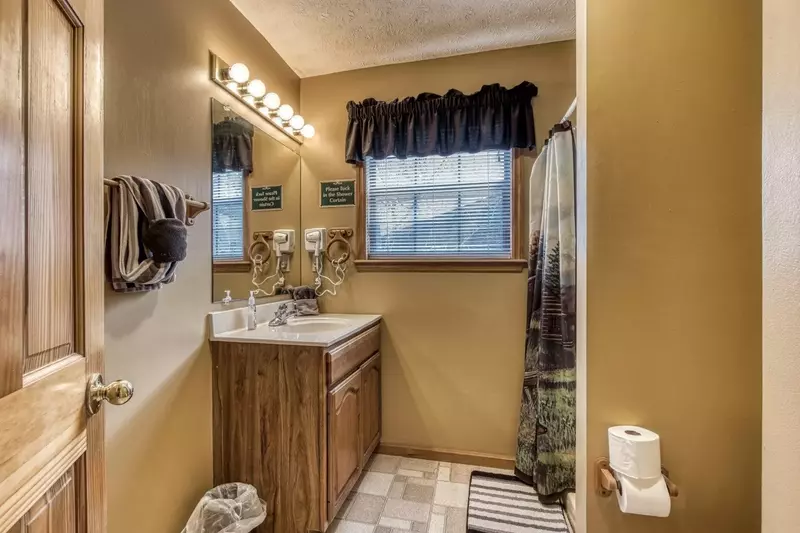 2Bds2Ba sleep 6 cozy cabin w hot tub & pool access
