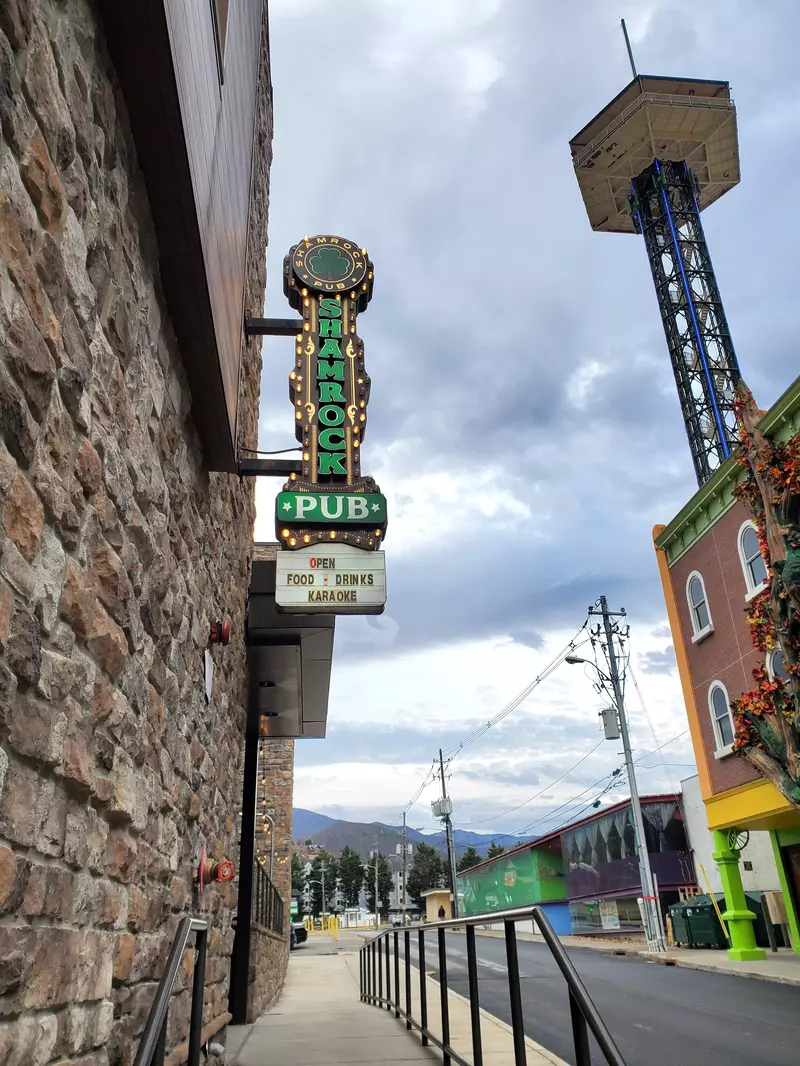 21d01b915e41-Shamrock_Pub_Downtown_Gatlinburg_Adult_Activities