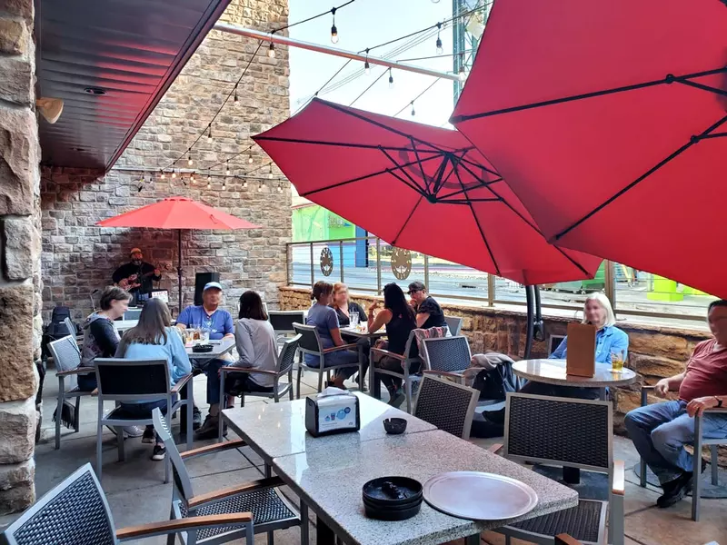 959b1682554a-gallery_shamrock_pub_gatlinburg_downpatio