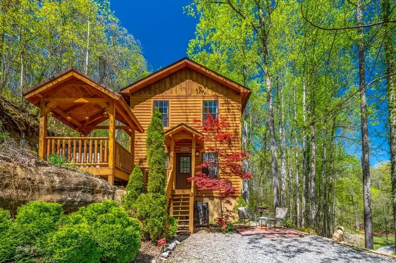 Permanent Vacation, a cozy 1-bedroom cabin tucked in the woods of Sevierville. Guests love its quiet, private setting—perfect for honeymoons, anniversaries, or small family getaways. Just 8 miles from the Parkway in Pigeon Forge, you’ll enjoy the best of both worlds: peaceful seclusion and easy access to the Smoky Mountains’ best attractions.