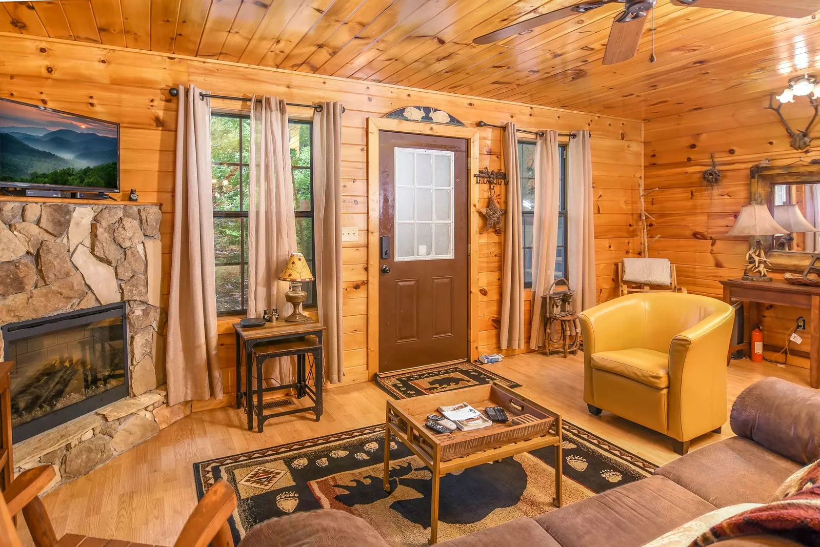 Permanent Vacation, a cozy 1-bedroom cabin tucked in the woods of Sevierville. Guests love its quiet, private setting—perfect for honeymoons, anniversaries, or small family getaways. Just 8 miles from the Parkway in Pigeon Forge, you’ll enjoy the best of both worlds: peaceful seclusion and easy access to the Smoky Mountains’ best attractions.