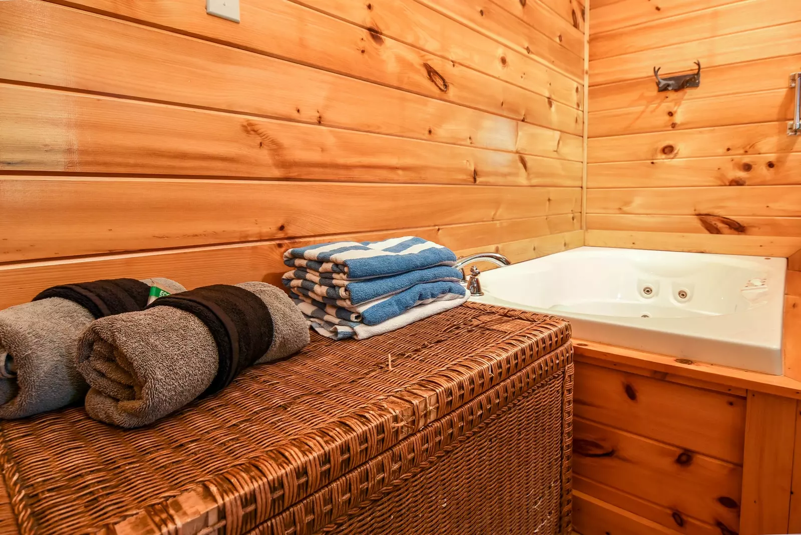 Permanent Vacation, a cozy 1-bedroom cabin tucked in the woods of Sevierville. Guests love its quiet, private setting—perfect for honeymoons, anniversaries, or small family getaways. Just 8 miles from the Parkway in Pigeon Forge, you’ll enjoy the best of both worlds: peaceful seclusion and easy access to the Smoky Mountains’ best attractions.
