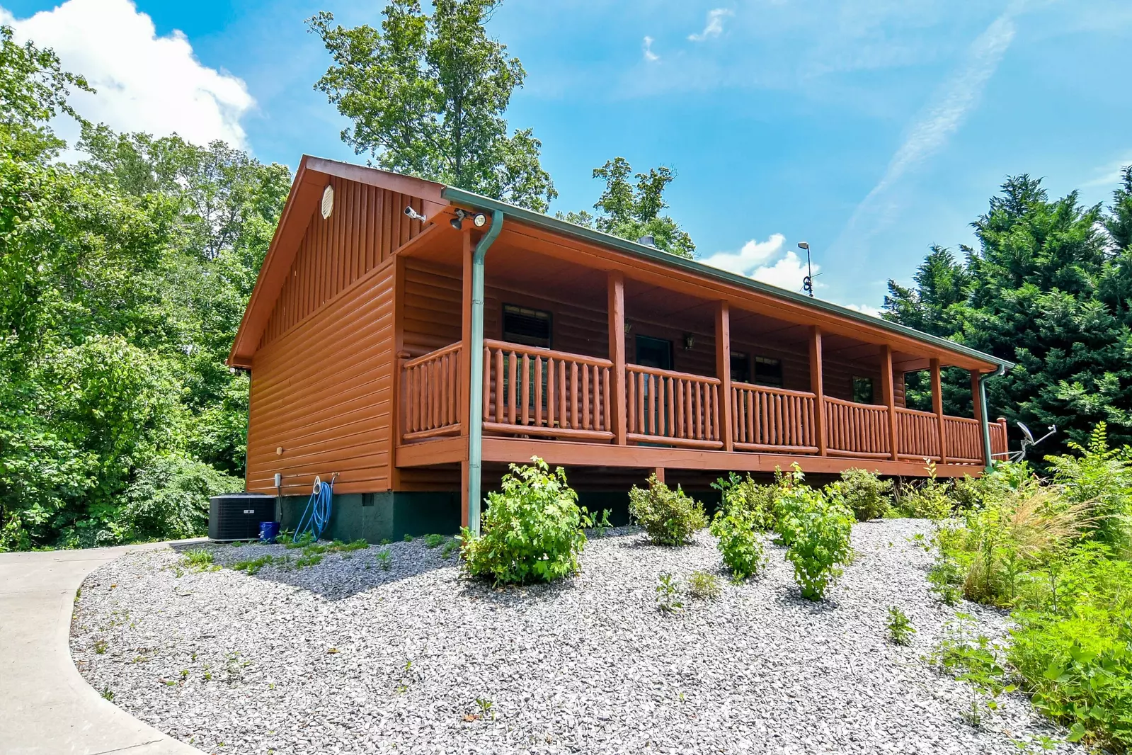 Easy Livin’ – a Smoky Mountain cabin rental with hot tub, fire pit, and comfortable family-friendly spaces.