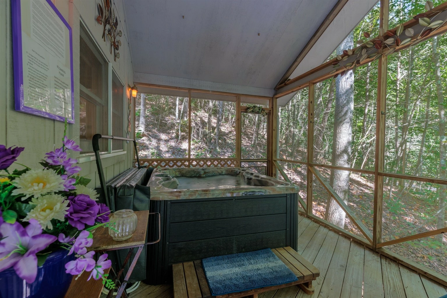 Misty Mountain Hop – a 2-bedroom, 2-bath Smoky Mountain cabin in Cobbly Nob Resort with screened-in hot tub, wrap-around decks, wood-burning fireplace, and access to pools, pickleball, and golf.