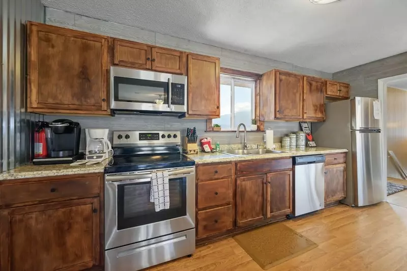 Happy Trails, a spacious 3BR/3BA mountain cabin in Gatlinburg’s coveted Cobbly Nob Resort. Perched on Webb Mountain, this beautifully decorated retreat offers over 2,100 sq. ft. of comfort with panoramic views of three mountain ranges, two wood-burning fireplaces, and plenty of amenities for families and groups to relax and reconnect.