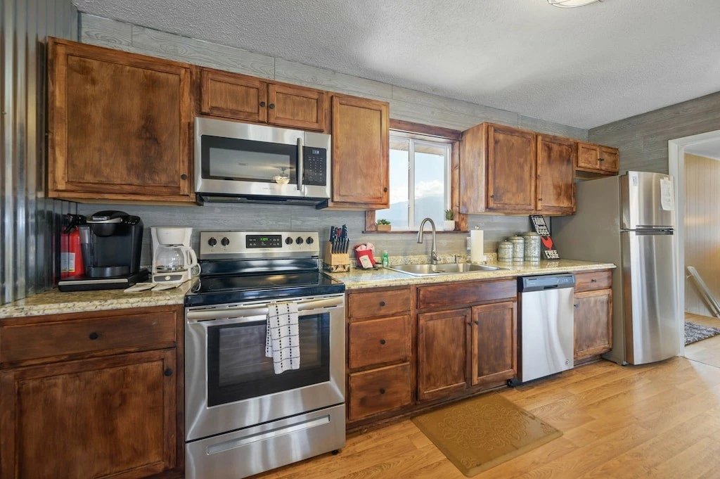 Happy Trails, a spacious 3BR/3BA mountain cabin in Gatlinburg’s coveted Cobbly Nob Resort. Perched on Webb Mountain, this beautifully decorated retreat offers over 2,100 sq. ft. of comfort with panoramic views of three mountain ranges, two wood-burning fireplaces, and plenty of amenities for families and groups to relax and reconnect.