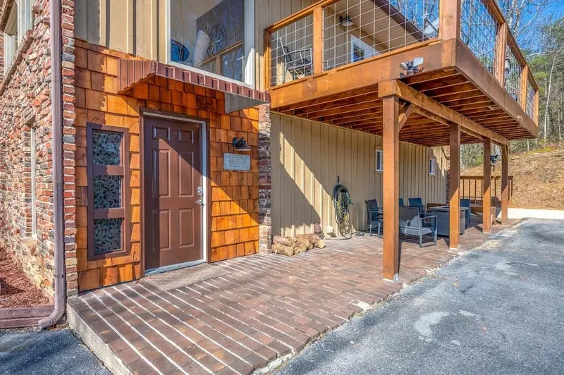 Happy Trails, a spacious 3BR/3BA mountain cabin in Gatlinburg’s coveted Cobbly Nob Resort. Perched on Webb Mountain, this beautifully decorated retreat offers over 2,100 sq. ft. of comfort with panoramic views of three mountain ranges, two wood-burning fireplaces, and plenty of amenities for families and groups to relax and reconnect.