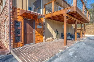 Happy Trails, a spacious 3BR/3BA mountain cabin in Gatlinburg’s coveted Cobbly Nob Resort. Perched on Webb Mountain, this beautifully decorated retreat offers over 2,100 sq. ft. of comfort with panoramic views of three mountain ranges, two wood-burning fireplaces, and plenty of amenities for families and groups to relax and reconnect.