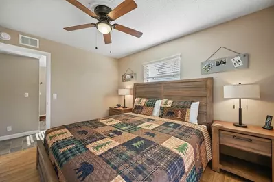 Happy Trails, a spacious 3BR/3BA mountain cabin in Gatlinburg’s coveted Cobbly Nob Resort. Perched on Webb Mountain, this beautifully decorated retreat offers over 2,100 sq. ft. of comfort with panoramic views of three mountain ranges, two wood-burning fireplaces, and plenty of amenities for families and groups to relax and reconnect.