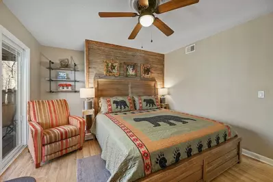 Happy Trails, a spacious 3BR/3BA mountain cabin in Gatlinburg’s coveted Cobbly Nob Resort. Perched on Webb Mountain, this beautifully decorated retreat offers over 2,100 sq. ft. of comfort with panoramic views of three mountain ranges, two wood-burning fireplaces, and plenty of amenities for families and groups to relax and reconnect.