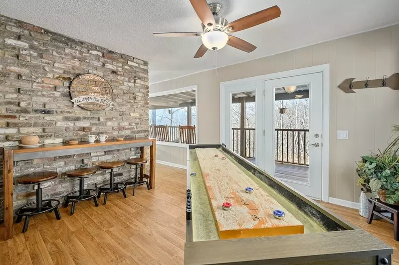 Happy Trails, a spacious 3BR/3BA mountain cabin in Gatlinburg’s coveted Cobbly Nob Resort. Perched on Webb Mountain, this beautifully decorated retreat offers over 2,100 sq. ft. of comfort with panoramic views of three mountain ranges, two wood-burning fireplaces, and plenty of amenities for families and groups to relax and reconnect.