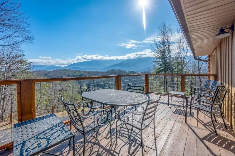 Happy Trails, a spacious 3BR/3BA mountain cabin in Gatlinburg’s coveted Cobbly Nob Resort. Perched on Webb Mountain, this beautifully decorated retreat offers over 2,100 sq. ft. of comfort with panoramic views of three mountain ranges, two wood-burning fireplaces, and plenty of amenities for families and groups to relax and reconnect.