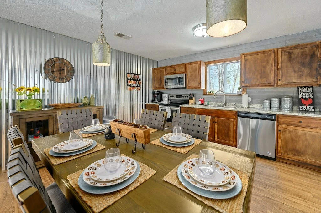 Happy Trails, a spacious 3BR/3BA mountain cabin in Gatlinburg’s coveted Cobbly Nob Resort. Perched on Webb Mountain, this beautifully decorated retreat offers over 2,100 sq. ft. of comfort with panoramic views of three mountain ranges, two wood-burning fireplaces, and plenty of amenities for families and groups to relax and reconnect.