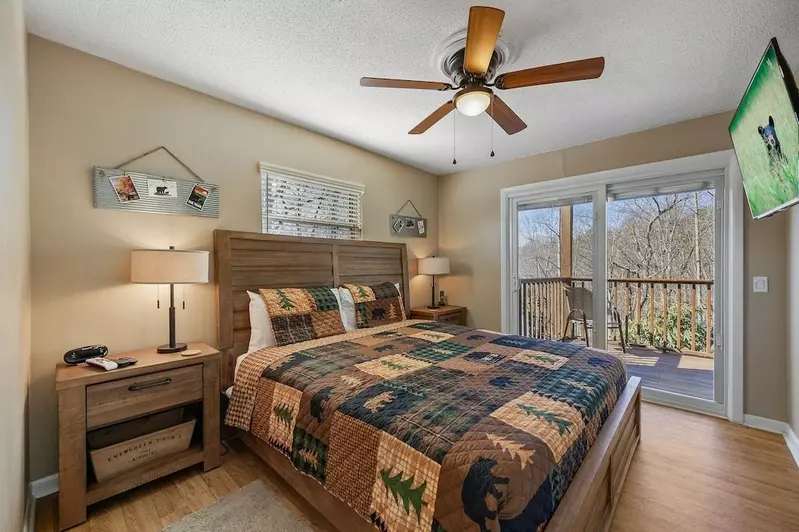 Happy Trails, a spacious 3BR/3BA mountain cabin in Gatlinburg’s coveted Cobbly Nob Resort. Perched on Webb Mountain, this beautifully decorated retreat offers over 2,100 sq. ft. of comfort with panoramic views of three mountain ranges, two wood-burning fireplaces, and plenty of amenities for families and groups to relax and reconnect.