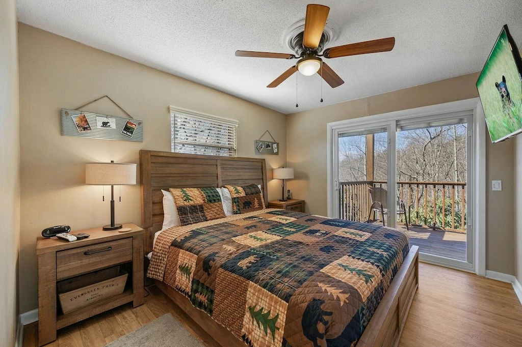 Happy Trails, a spacious 3BR/3BA mountain cabin in Gatlinburg’s coveted Cobbly Nob Resort. Perched on Webb Mountain, this beautifully decorated retreat offers over 2,100 sq. ft. of comfort with panoramic views of three mountain ranges, two wood-burning fireplaces, and plenty of amenities for families and groups to relax and reconnect.