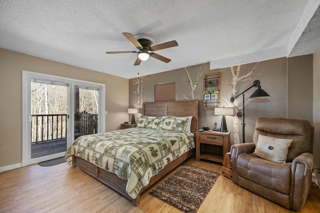 Happy Trails, a spacious 3BR/3BA mountain cabin in Gatlinburg’s coveted Cobbly Nob Resort. Perched on Webb Mountain, this beautifully decorated retreat offers over 2,100 sq. ft. of comfort with panoramic views of three mountain ranges, two wood-burning fireplaces, and plenty of amenities for families and groups to relax and reconnect.