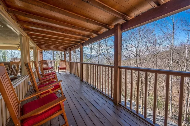 Happy Trails, a spacious 3BR/3BA mountain cabin in Gatlinburg’s coveted Cobbly Nob Resort. Perched on Webb Mountain, this beautifully decorated retreat offers over 2,100 sq. ft. of comfort with panoramic views of three mountain ranges, two wood-burning fireplaces, and plenty of amenities for families and groups to relax and reconnect.