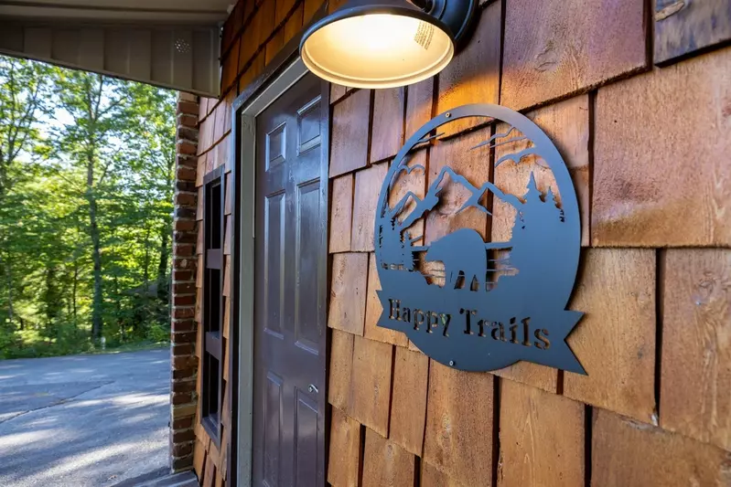Happy Trails, a spacious 3BR/3BA mountain cabin in Gatlinburg’s coveted Cobbly Nob Resort. Perched on Webb Mountain, this beautifully decorated retreat offers over 2,100 sq. ft. of comfort with panoramic views of three mountain ranges, two wood-burning fireplaces, and plenty of amenities for families and groups to relax and reconnect.