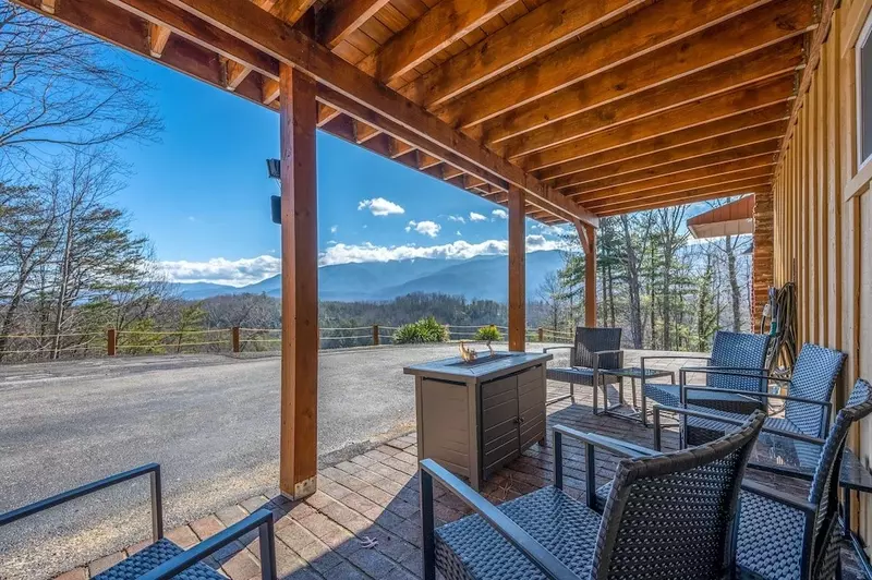 Happy Trails, a spacious 3BR/3BA mountain cabin in Gatlinburg’s coveted Cobbly Nob Resort. Perched on Webb Mountain, this beautifully decorated retreat offers over 2,100 sq. ft. of comfort with panoramic views of three mountain ranges, two wood-burning fireplaces, and plenty of amenities for families and groups to relax and reconnect.
