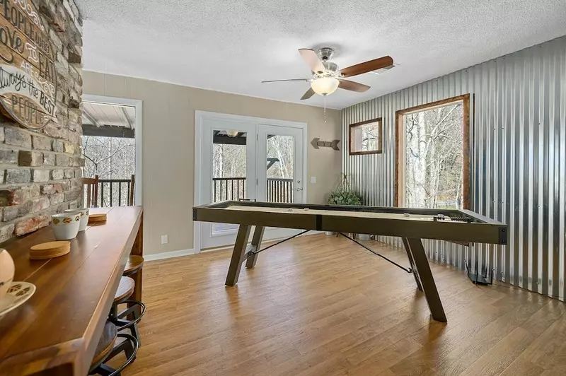 Happy Trails, a spacious 3BR/3BA mountain cabin in Gatlinburg’s coveted Cobbly Nob Resort. Perched on Webb Mountain, this beautifully decorated retreat offers over 2,100 sq. ft. of comfort with panoramic views of three mountain ranges, two wood-burning fireplaces, and plenty of amenities for families and groups to relax and reconnect.