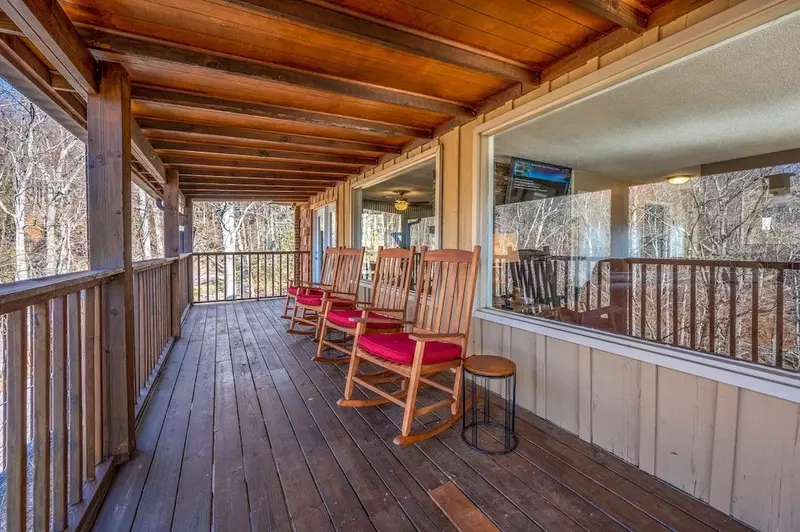 Happy Trails, a spacious 3BR/3BA mountain cabin in Gatlinburg’s coveted Cobbly Nob Resort. Perched on Webb Mountain, this beautifully decorated retreat offers over 2,100 sq. ft. of comfort with panoramic views of three mountain ranges, two wood-burning fireplaces, and plenty of amenities for families and groups to relax and reconnect.