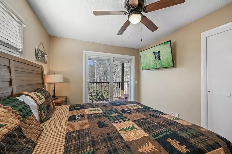 Happy Trails, a spacious 3BR/3BA mountain cabin in Gatlinburg’s coveted Cobbly Nob Resort. Perched on Webb Mountain, this beautifully decorated retreat offers over 2,100 sq. ft. of comfort with panoramic views of three mountain ranges, two wood-burning fireplaces, and plenty of amenities for families and groups to relax and reconnect.