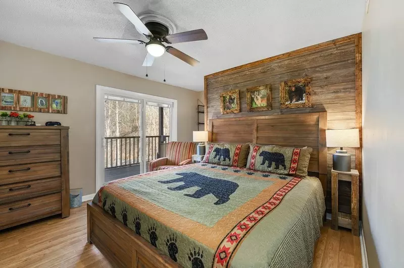 Happy Trails, a spacious 3BR/3BA mountain cabin in Gatlinburg’s coveted Cobbly Nob Resort. Perched on Webb Mountain, this beautifully decorated retreat offers over 2,100 sq. ft. of comfort with panoramic views of three mountain ranges, two wood-burning fireplaces, and plenty of amenities for families and groups to relax and reconnect.