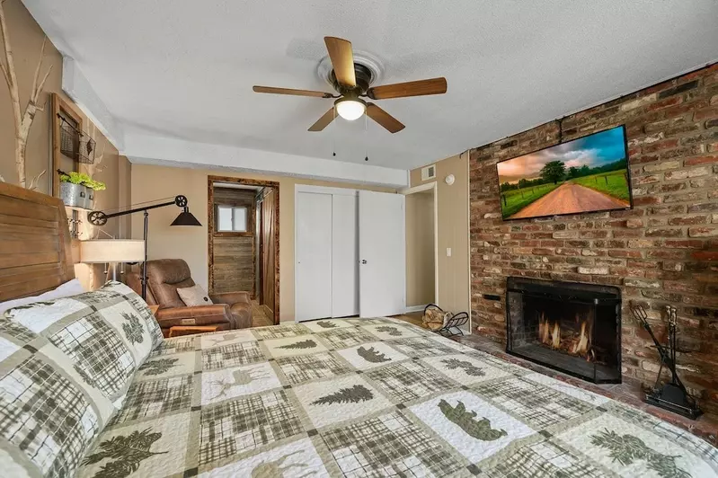 Happy Trails, a spacious 3BR/3BA mountain cabin in Gatlinburg’s coveted Cobbly Nob Resort. Perched on Webb Mountain, this beautifully decorated retreat offers over 2,100 sq. ft. of comfort with panoramic views of three mountain ranges, two wood-burning fireplaces, and plenty of amenities for families and groups to relax and reconnect.