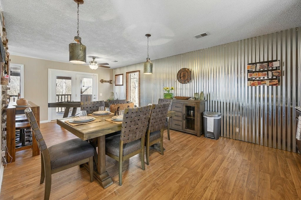 Happy Trails, a spacious 3BR/3BA mountain cabin in Gatlinburg’s coveted Cobbly Nob Resort. Perched on Webb Mountain, this beautifully decorated retreat offers over 2,100 sq. ft. of comfort with panoramic views of three mountain ranges, two wood-burning fireplaces, and plenty of amenities for families and groups to relax and reconnect.