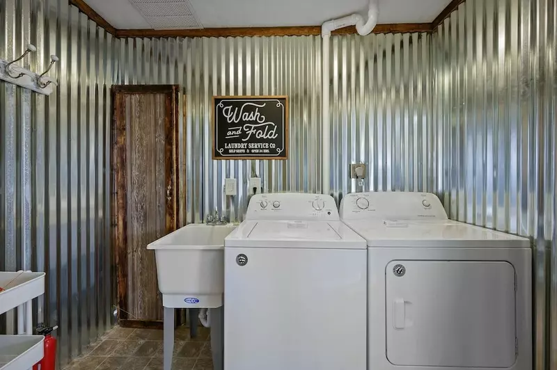 Happy Trails, a spacious 3BR/3BA mountain cabin in Gatlinburg’s coveted Cobbly Nob Resort. Perched on Webb Mountain, this beautifully decorated retreat offers over 2,100 sq. ft. of comfort with panoramic views of three mountain ranges, two wood-burning fireplaces, and plenty of amenities for families and groups to relax and reconnect.