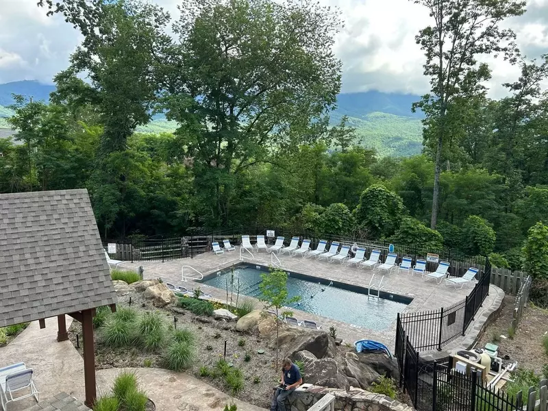 Happy Trails, a spacious 3BR/3BA mountain cabin in Gatlinburg’s coveted Cobbly Nob Resort. Perched on Webb Mountain, this beautifully decorated retreat offers over 2,100 sq. ft. of comfort with panoramic views of three mountain ranges, two wood-burning fireplaces, and plenty of amenities for families and groups to relax and reconnect.