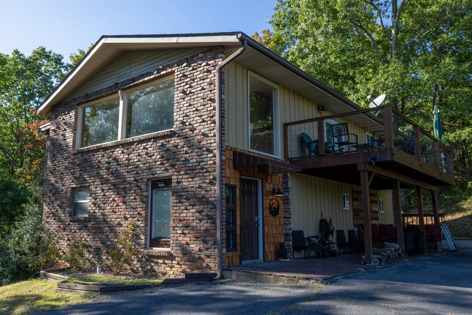 Happy Trails, a spacious 3BR/3BA mountain cabin in Gatlinburg’s coveted Cobbly Nob Resort. Perched on Webb Mountain, this beautifully decorated retreat offers over 2,100 sq. ft. of comfort with panoramic views of three mountain ranges, two wood-burning fireplaces, and plenty of amenities for families and groups to relax and reconnect.