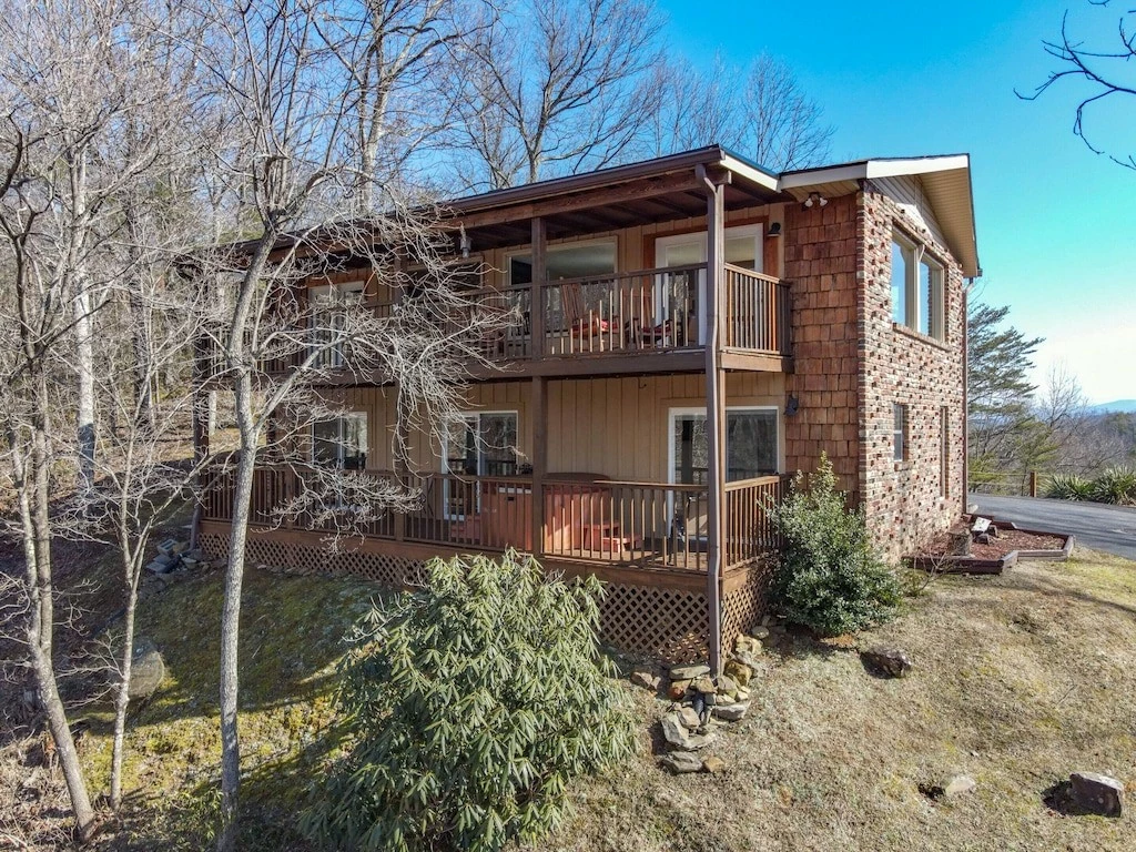 Happy Trails, a spacious 3BR/3BA mountain cabin in Gatlinburg’s coveted Cobbly Nob Resort. Perched on Webb Mountain, this beautifully decorated retreat offers over 2,100 sq. ft. of comfort with panoramic views of three mountain ranges, two wood-burning fireplaces, and plenty of amenities for families and groups to relax and reconnect.