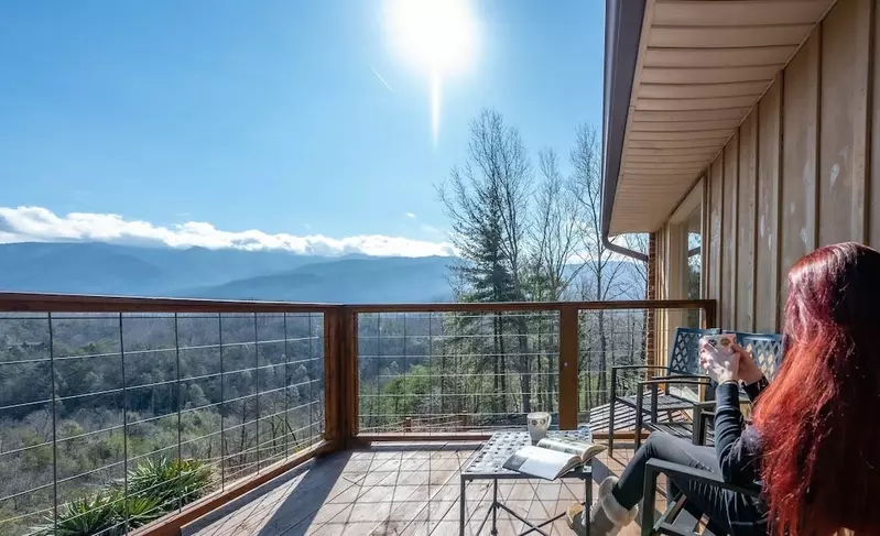 Happy Trails, a spacious 3BR/3BA mountain cabin in Gatlinburg’s coveted Cobbly Nob Resort. Perched on Webb Mountain, this beautifully decorated retreat offers over 2,100 sq. ft. of comfort with panoramic views of three mountain ranges, two wood-burning fireplaces, and plenty of amenities for families and groups to relax and reconnect.