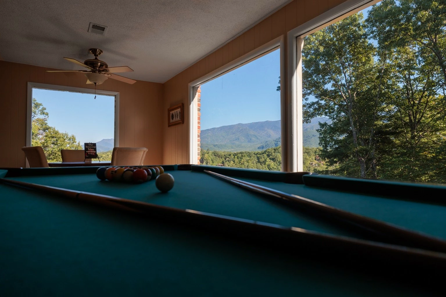 Happy Trails, a spacious 3BR/3BA mountain cabin in Gatlinburg’s coveted Cobbly Nob Resort. Perched on Webb Mountain, this beautifully decorated retreat offers over 2,100 sq. ft. of comfort with panoramic views of three mountain ranges, two wood-burning fireplaces, and plenty of amenities for families and groups to relax and reconnect.