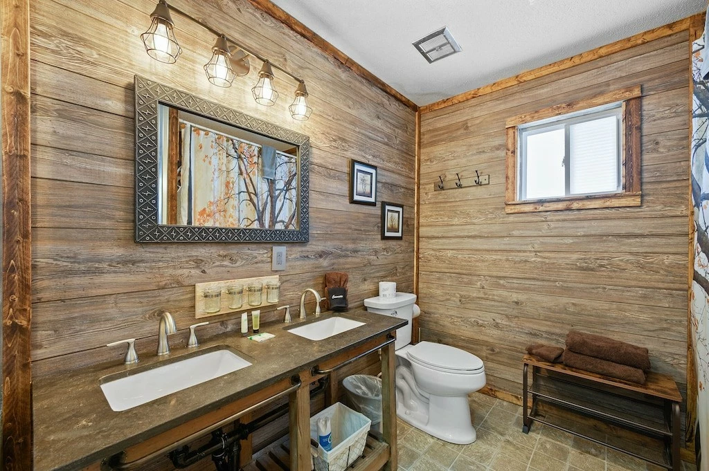 Happy Trails, a spacious 3BR/3BA mountain cabin in Gatlinburg’s coveted Cobbly Nob Resort. Perched on Webb Mountain, this beautifully decorated retreat offers over 2,100 sq. ft. of comfort with panoramic views of three mountain ranges, two wood-burning fireplaces, and plenty of amenities for families and groups to relax and reconnect.