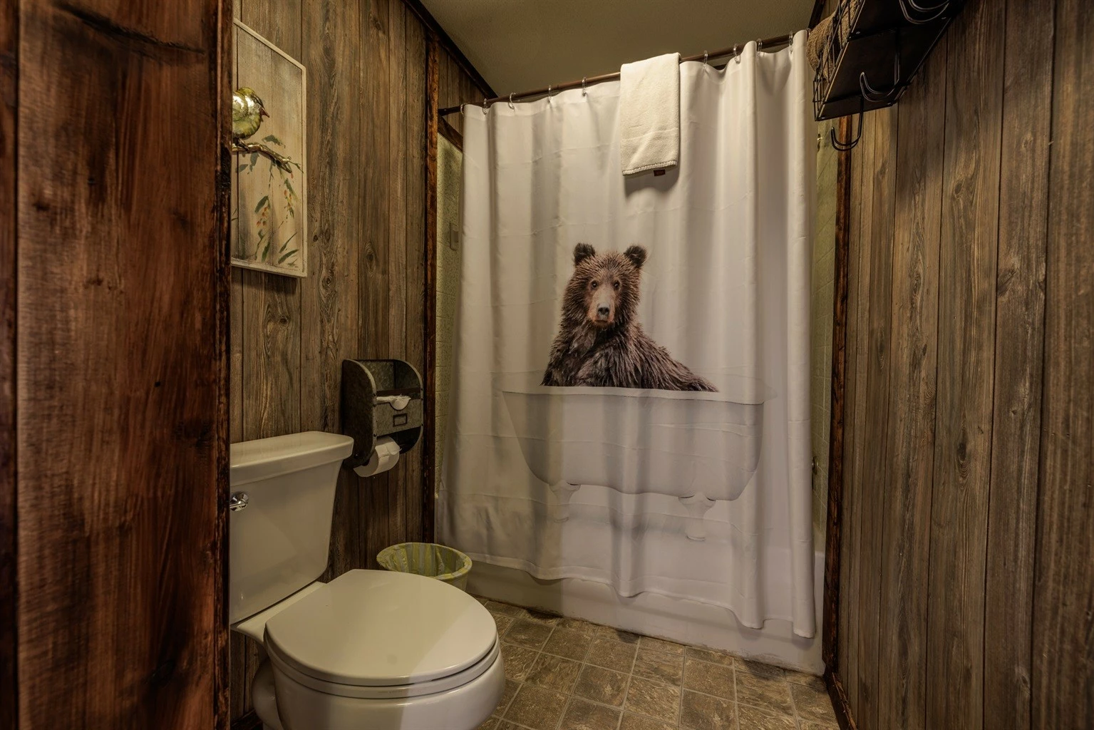 Happy Trails, a spacious 3BR/3BA mountain cabin in Gatlinburg’s coveted Cobbly Nob Resort. Perched on Webb Mountain, this beautifully decorated retreat offers over 2,100 sq. ft. of comfort with panoramic views of three mountain ranges, two wood-burning fireplaces, and plenty of amenities for families and groups to relax and reconnect.