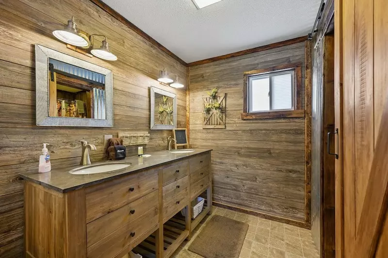 Happy Trails, a spacious 3BR/3BA mountain cabin in Gatlinburg’s coveted Cobbly Nob Resort. Perched on Webb Mountain, this beautifully decorated retreat offers over 2,100 sq. ft. of comfort with panoramic views of three mountain ranges, two wood-burning fireplaces, and plenty of amenities for families and groups to relax and reconnect.