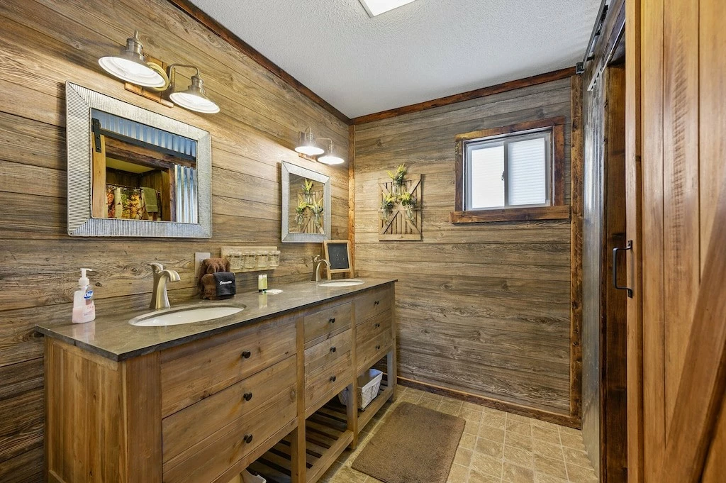 Happy Trails, a spacious 3BR/3BA mountain cabin in Gatlinburg’s coveted Cobbly Nob Resort. Perched on Webb Mountain, this beautifully decorated retreat offers over 2,100 sq. ft. of comfort with panoramic views of three mountain ranges, two wood-burning fireplaces, and plenty of amenities for families and groups to relax and reconnect.