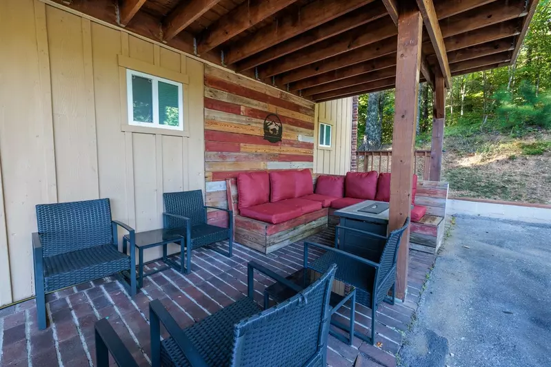 Happy Trails, a spacious 3BR/3BA mountain cabin in Gatlinburg’s coveted Cobbly Nob Resort. Perched on Webb Mountain, this beautifully decorated retreat offers over 2,100 sq. ft. of comfort with panoramic views of three mountain ranges, two wood-burning fireplaces, and plenty of amenities for families and groups to relax and reconnect.