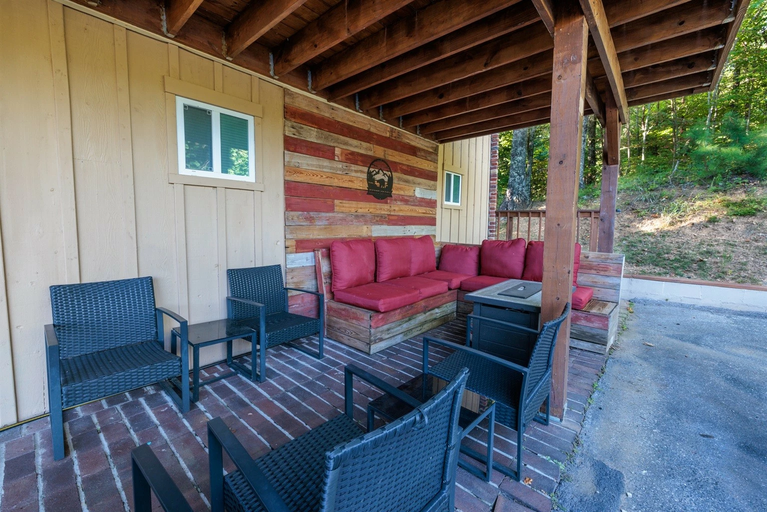 Happy Trails, a spacious 3BR/3BA mountain cabin in Gatlinburg’s coveted Cobbly Nob Resort. Perched on Webb Mountain, this beautifully decorated retreat offers over 2,100 sq. ft. of comfort with panoramic views of three mountain ranges, two wood-burning fireplaces, and plenty of amenities for families and groups to relax and reconnect.