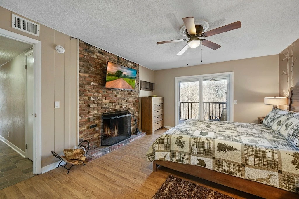 Happy Trails, a spacious 3BR/3BA mountain cabin in Gatlinburg’s coveted Cobbly Nob Resort. Perched on Webb Mountain, this beautifully decorated retreat offers over 2,100 sq. ft. of comfort with panoramic views of three mountain ranges, two wood-burning fireplaces, and plenty of amenities for families and groups to relax and reconnect.
