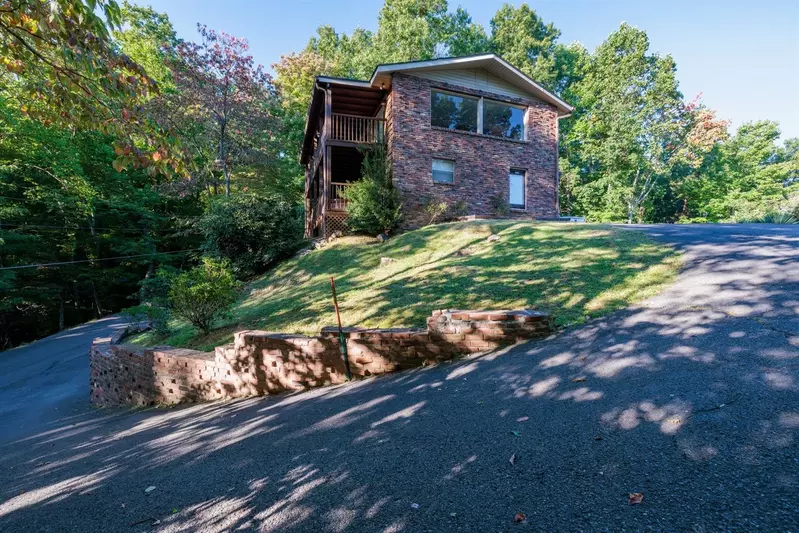 Happy Trails, a spacious 3BR/3BA mountain cabin in Gatlinburg’s coveted Cobbly Nob Resort. Perched on Webb Mountain, this beautifully decorated retreat offers over 2,100 sq. ft. of comfort with panoramic views of three mountain ranges, two wood-burning fireplaces, and plenty of amenities for families and groups to relax and reconnect.