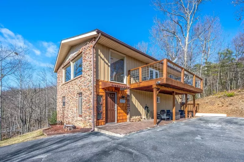 Happy Trails, a spacious 3BR/3BA mountain cabin in Gatlinburg’s coveted Cobbly Nob Resort. Perched on Webb Mountain, this beautifully decorated retreat offers over 2,100 sq. ft. of comfort with panoramic views of three mountain ranges, two wood-burning fireplaces, and plenty of amenities for families and groups to relax and reconnect.