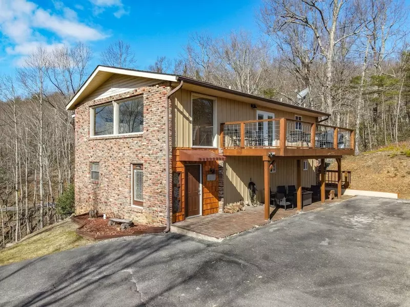 Happy Trails, a spacious 3BR/3BA mountain cabin in Gatlinburg’s coveted Cobbly Nob Resort. Perched on Webb Mountain, this beautifully decorated retreat offers over 2,100 sq. ft. of comfort with panoramic views of three mountain ranges, two wood-burning fireplaces, and plenty of amenities for families and groups to relax and reconnect.