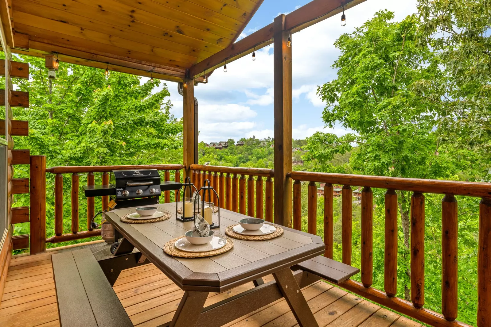 Deck Eating Area with Grill