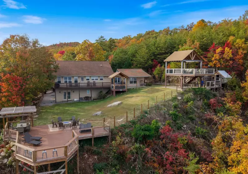 Bluff Mountain Escape