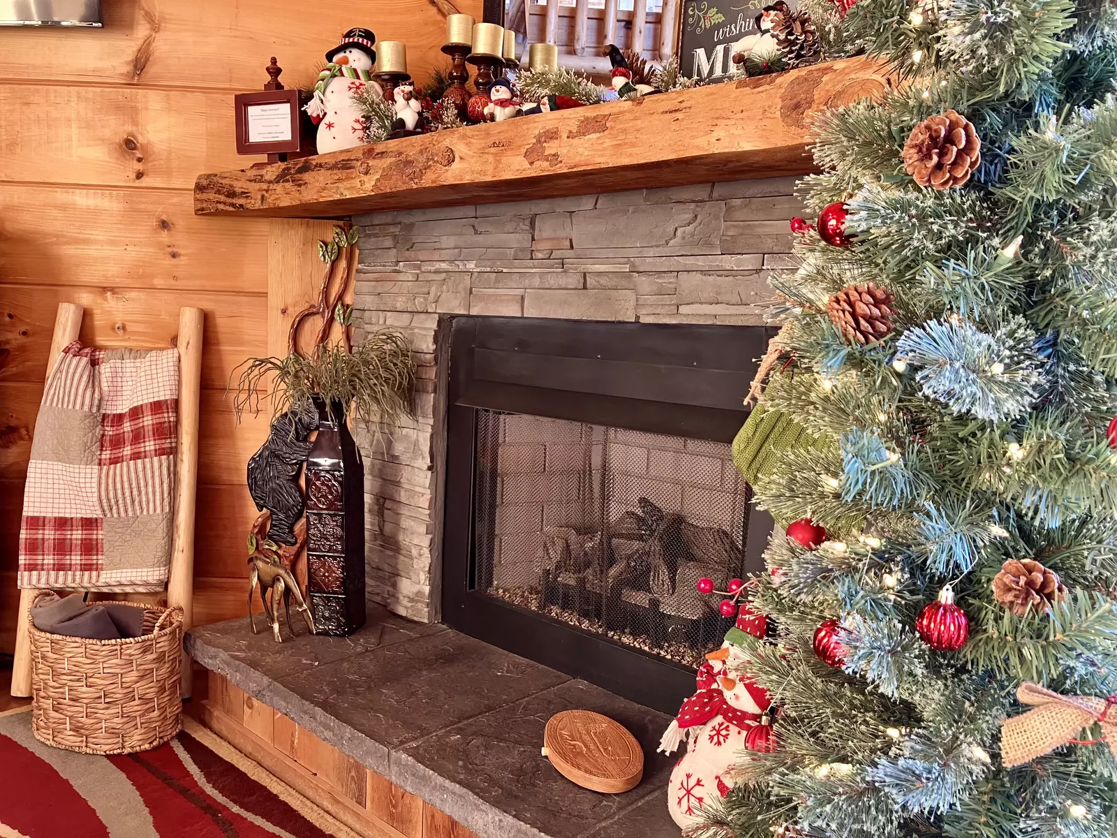 A Walk in the Clouds holiday decorations