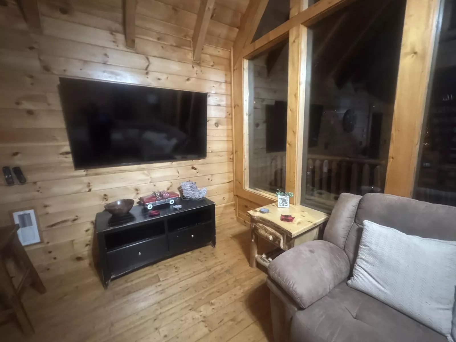 Katies Lodge Winterfest decorations