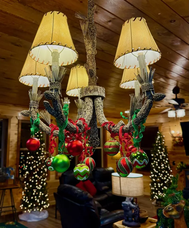 MounTown Moments Vista holiday decorations